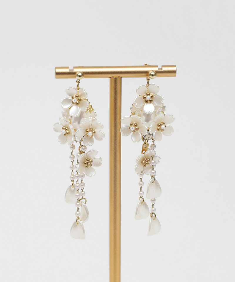 フラワーボリュームパールピアス 詳細画像 オフホワイト 1